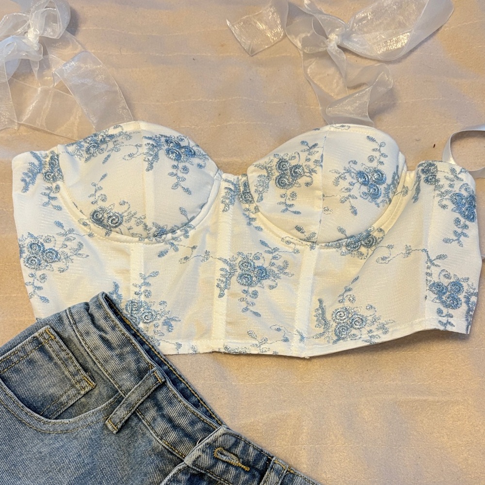 PrettyLittleThing White and Blue Floral Crop Top